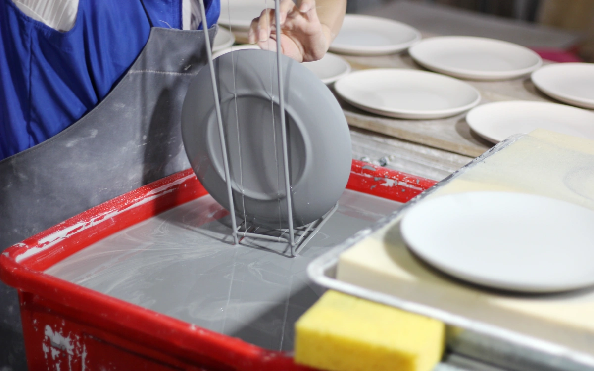 How to Glaze a Ceramic Plate | LovingHome's Craftsmanship