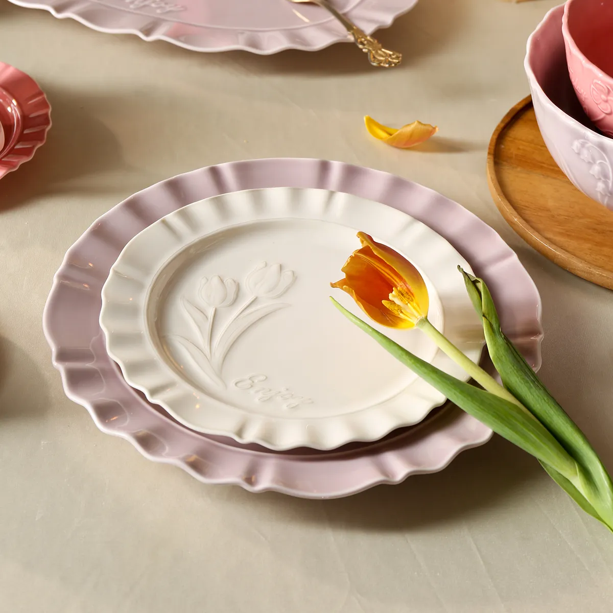 Soft Color Elegant Dinnerware Wholesale with Tulip Pattern-2