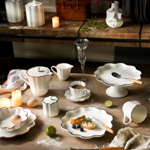 Оптовая продажа белой посуды со стильным волнистым краем цвета 9