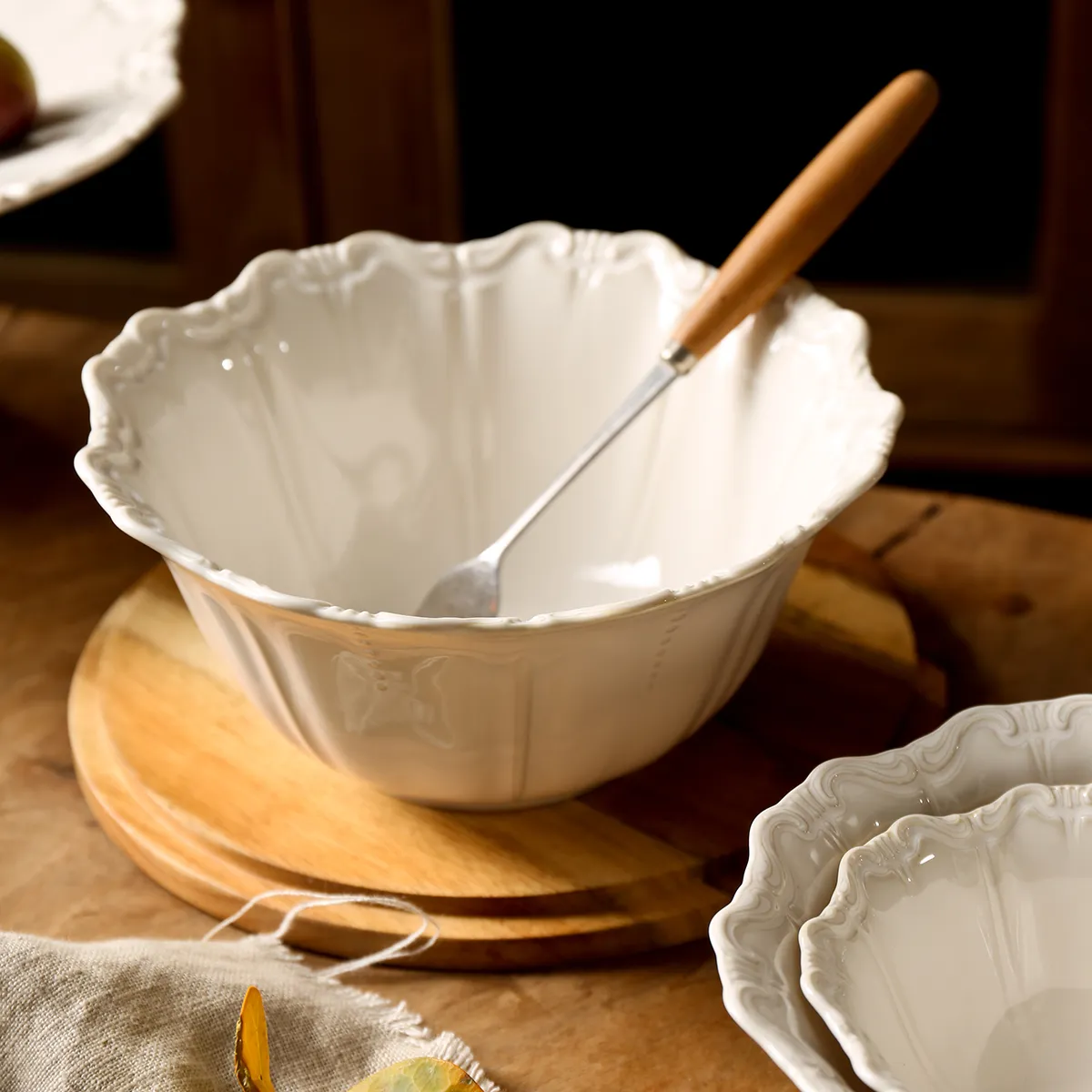 مجموعة أواني مائدة بيضاء بالجملة، أواني مائدة على شكل زهرة - 12 قطعة